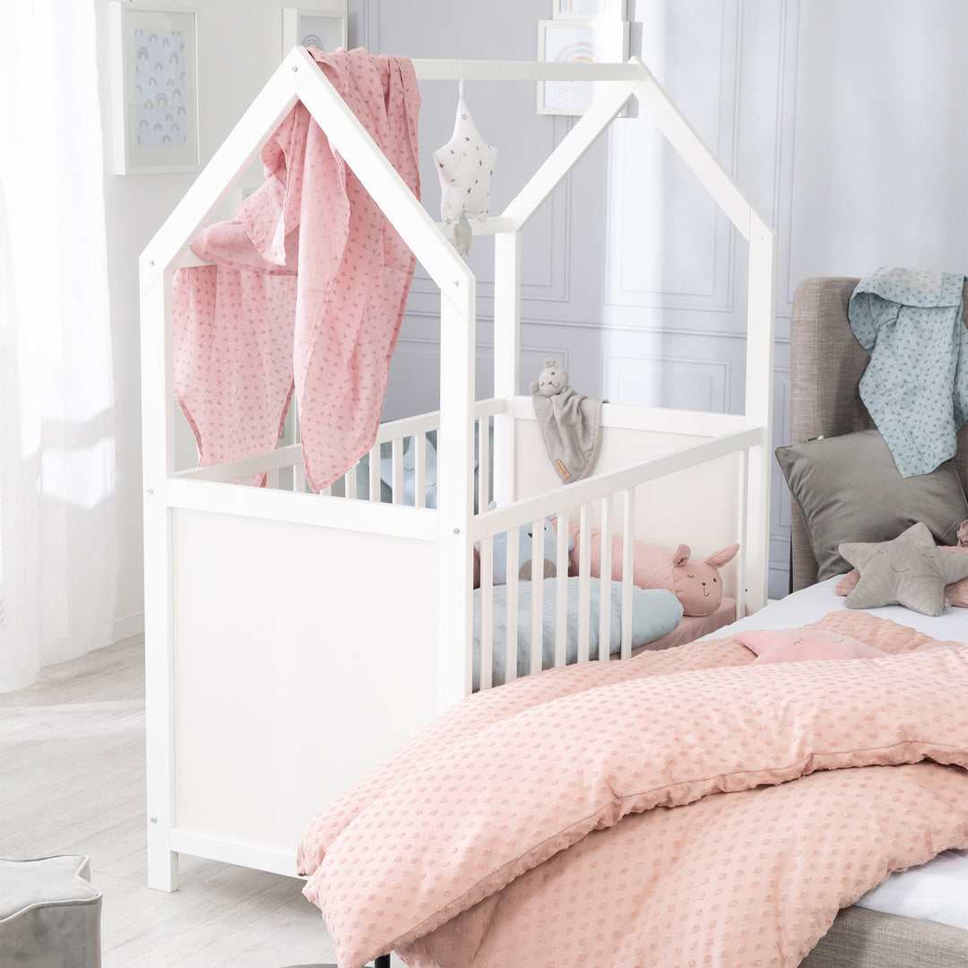 Letto a casetta 60 x 120 cm, certificato FSC, bianco, 6posizioni regolabile, come lettino da co-sleeping adatto – Foto d'ambiente (8/17)