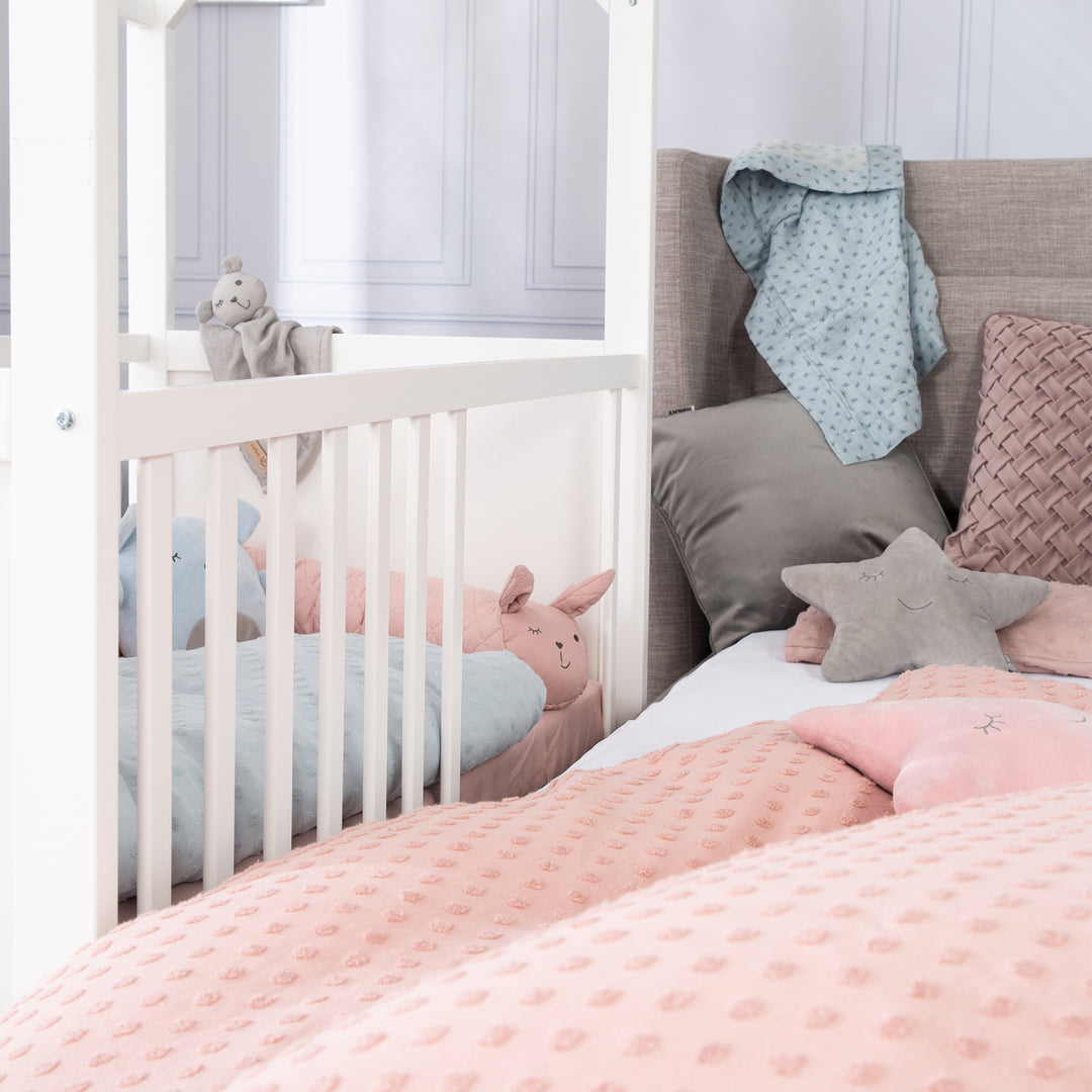 Letto a casetta 60 x 120 cm, certificato FSC, bianco, 6posizioni regolabile, come lettino da co-sleeping adatto – Foto d'ambiente (9/17)