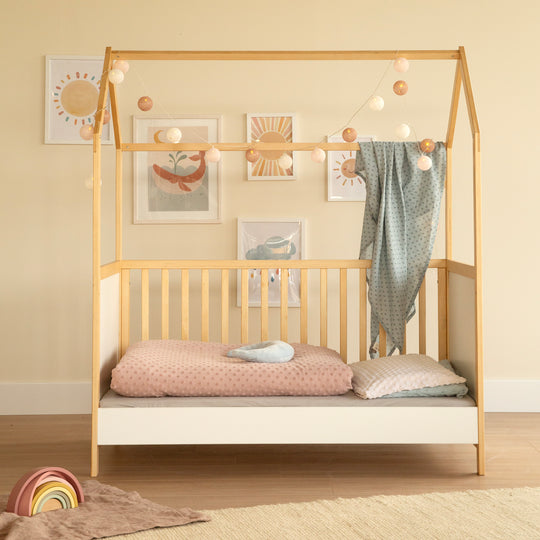 Letto a casetta 70 x 140 cm, certificato FSC, lettino combinato, bicolore, 3posizioni regolabile, trasformabile – Foto d'ambiente (8/11)