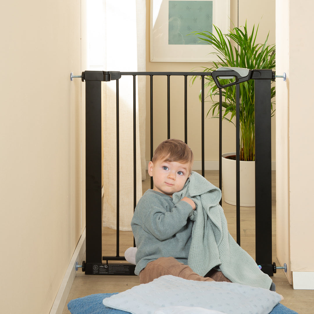 EasySafe+ barrière de porte et d'escalier - Largeur 75-82 cm - Extensible jusqu'à 110 cm - Noir – Photo d'ambiance (2/11)