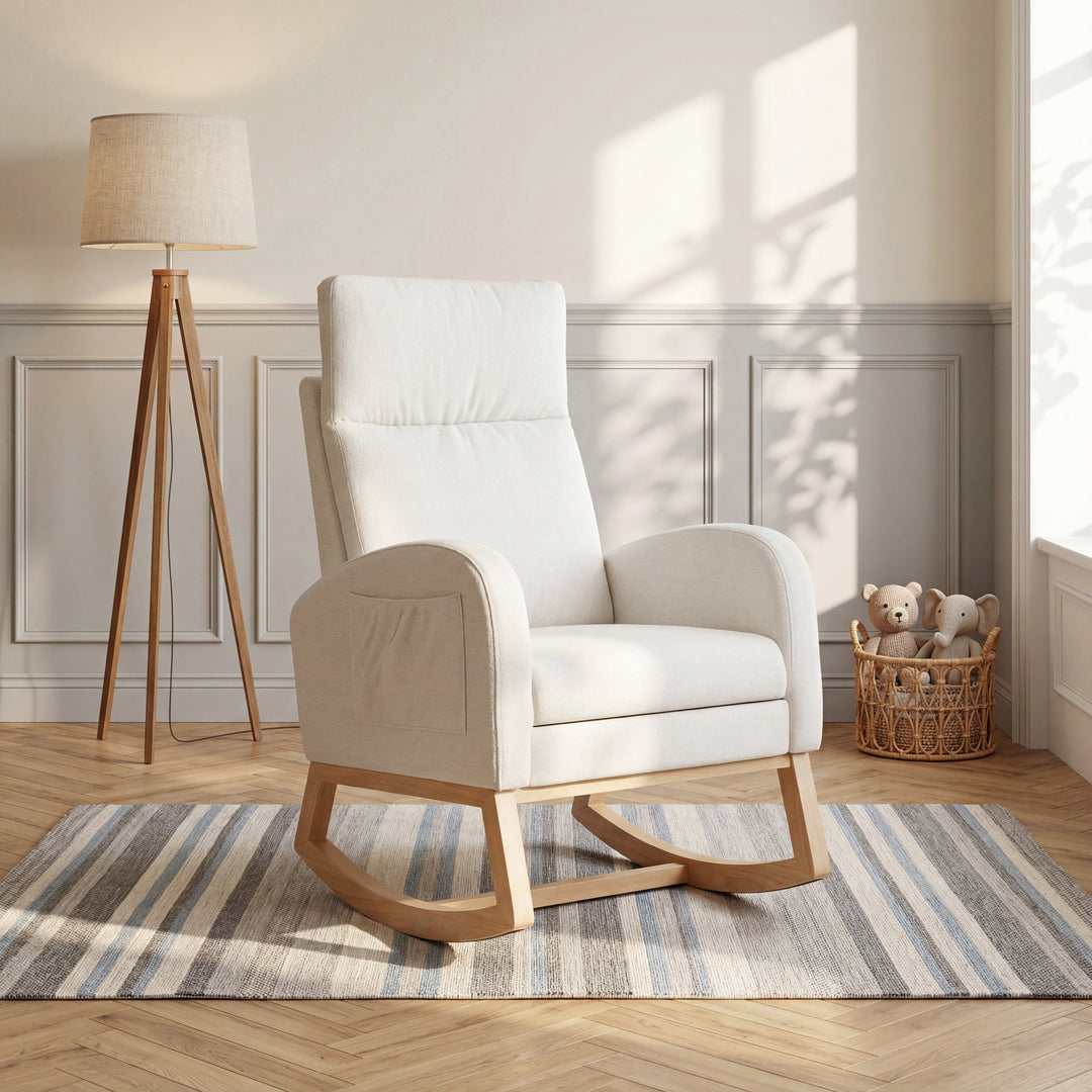 Lifestyle-Bild: Relaxsessel in Beige mit eingeklapptem Fußteil in einem hellen Zimmer mit Stehlampe mit Stoffschirm, gestreiftem Teppich und Korb mit Kuscheltieren.