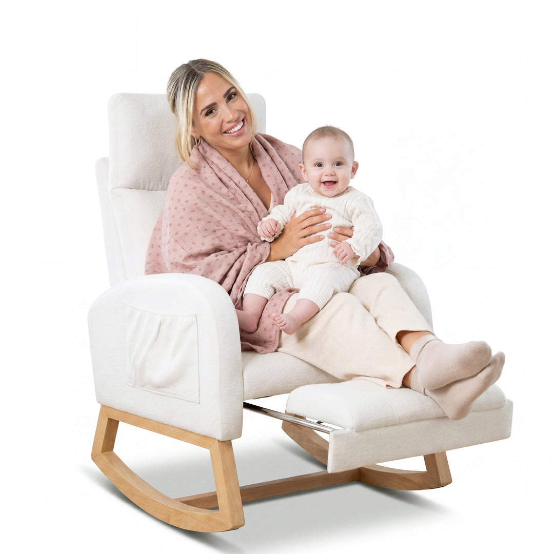 Relaxsessel in Beige mit ausgezogener Fußstütze vor weißem Hintergrund: Eine lächelnde Frau mit rosa gemustertem Tuch hält ein lachendes Baby auf dem Schoß.