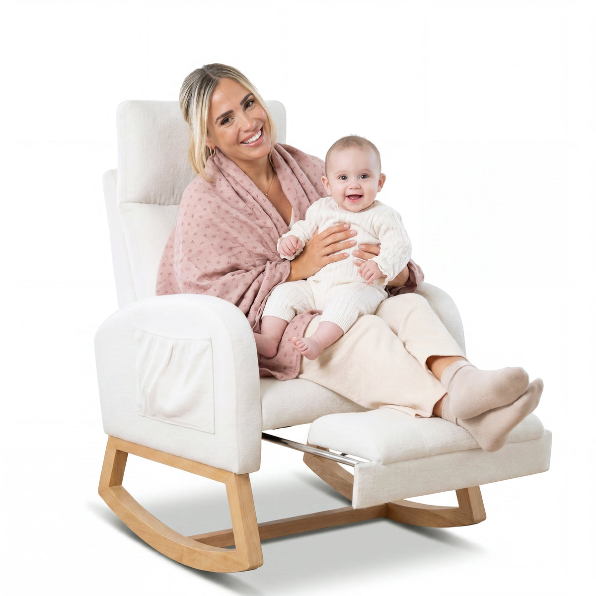 Relaxsessel in Beige mit ausgezogener Fußstütze vor weißem Hintergrund: Eine lächelnde Frau mit rosa gemustertem Tuch hält ein lachendes Baby auf dem Schoß.