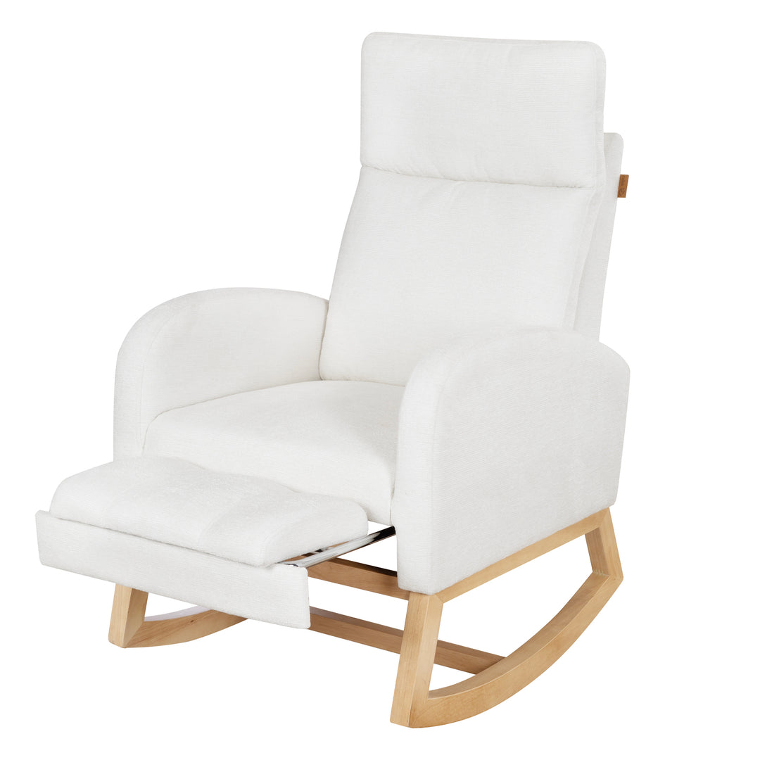 Freisteller des Relaxsessels in Beige mit ausgezogener Fußstütze, Ansicht schräg von vorne rechts vor weißem Hintergrund.