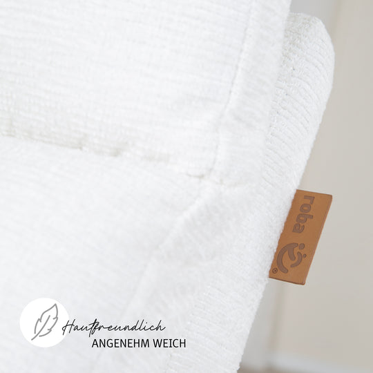 Detailaufnahme des weichen Chenille-Bezugs des Relaxsessels in Beige mit roba-Label, Symbol 'Hautfreundlich – angenehm weich'.
