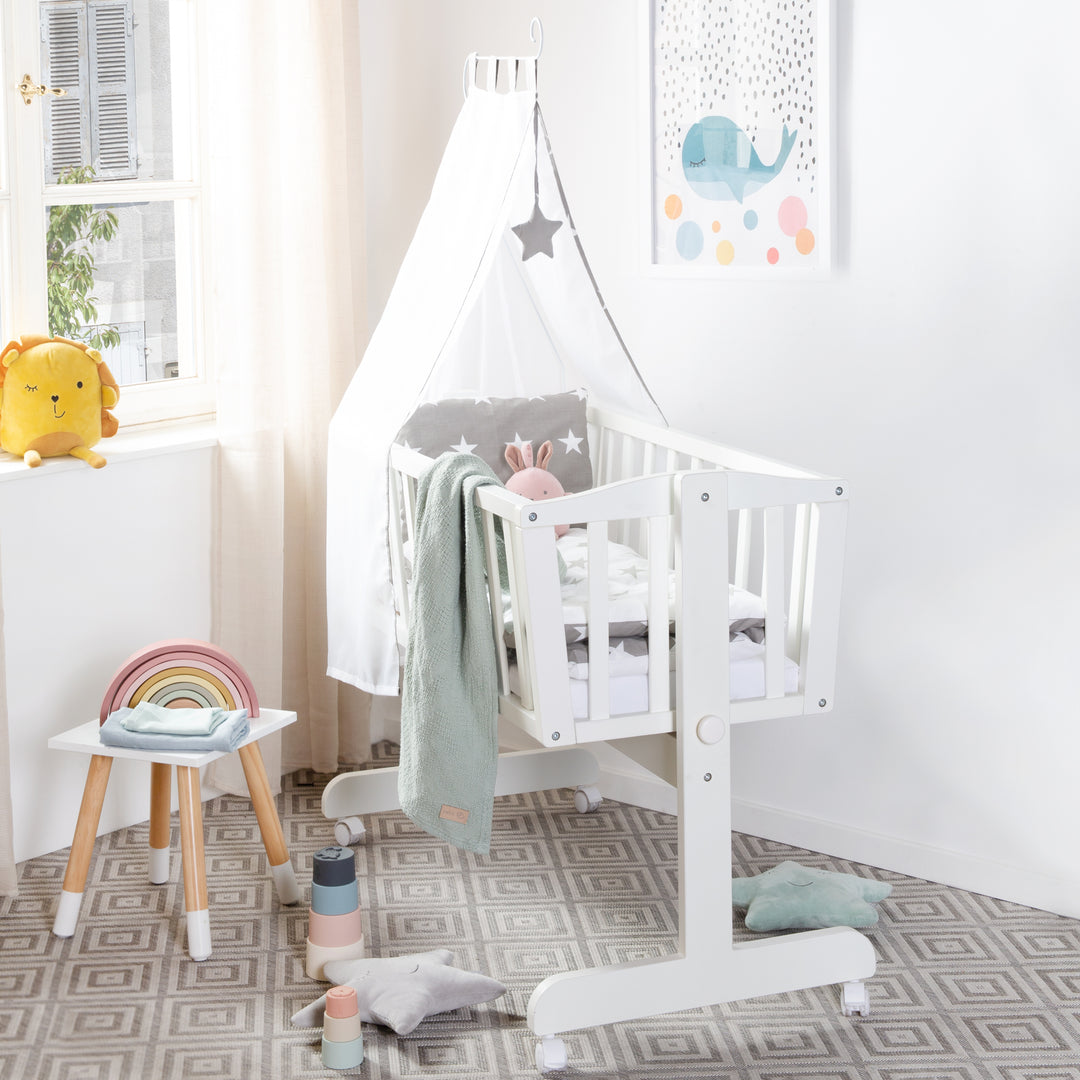 Set culla completo "Little Stars" con dotazione tessile in bianco / grigio – Foto d'ambiente (4/7)