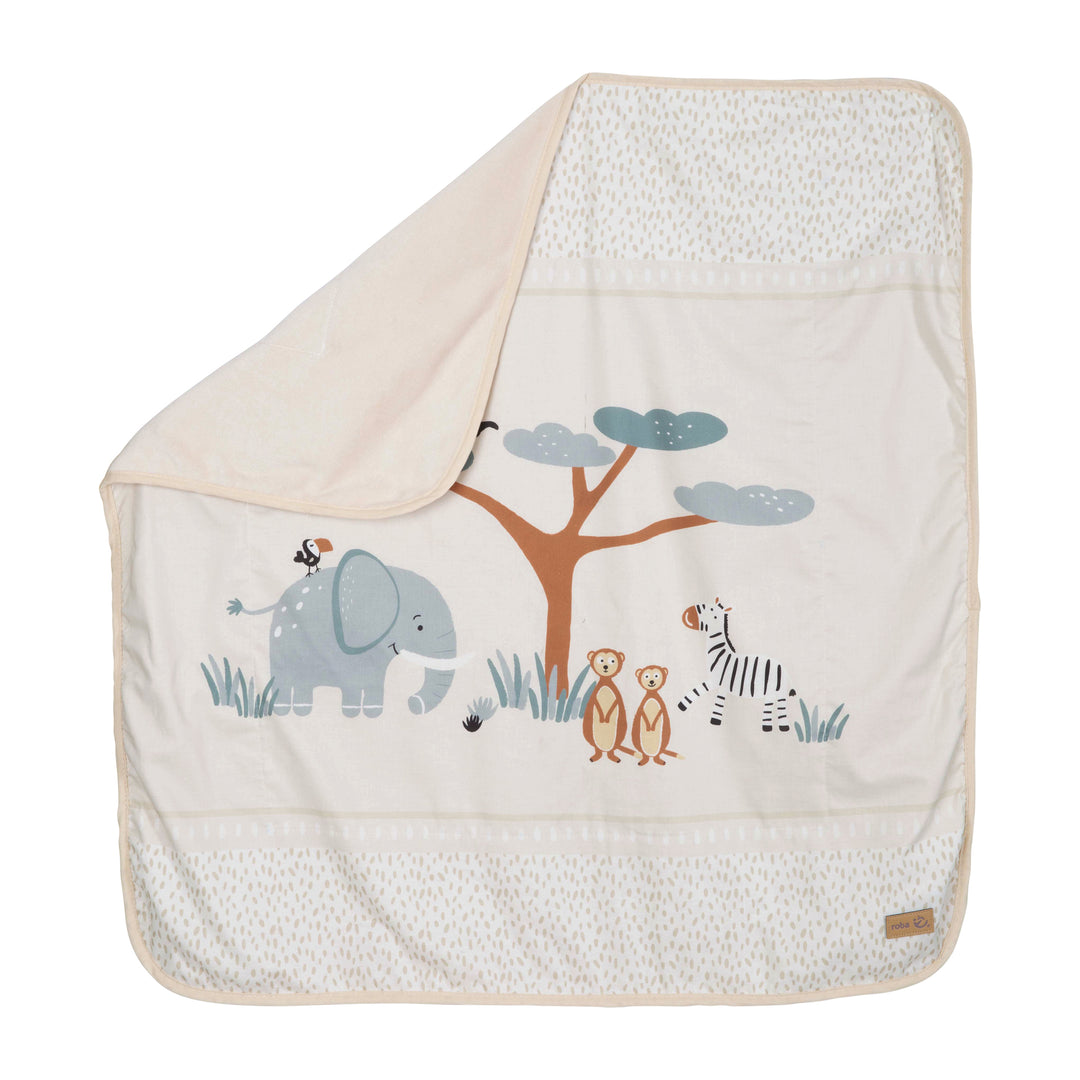 Babydecke "Savanna Friends" diagonal gefaltet – Kombination aus weicher Plüsch-Rückseite in Beige und bestickter Vorderseite mit Elefant, Baum, Zebra und Erdmännchen