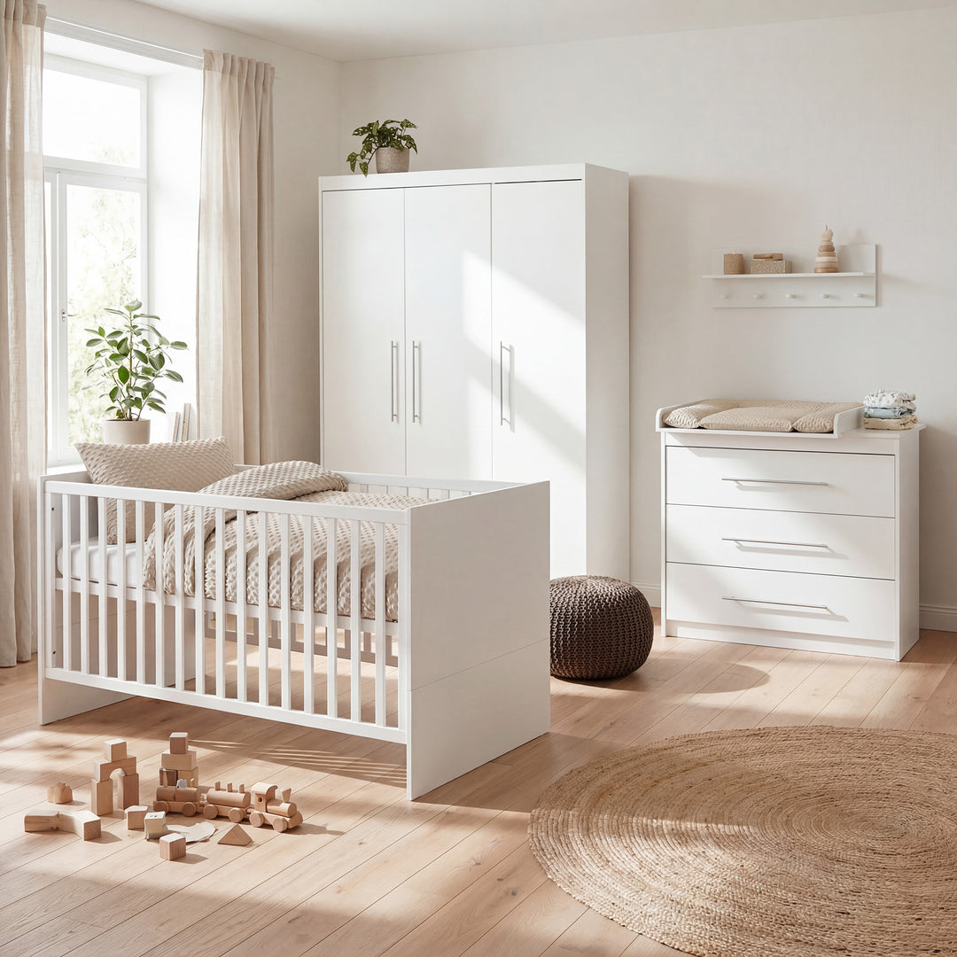 Set cameretta 'Maren' 3pezzi - Letto 70x140 + cassettiera fasciatoio stretto + armadio 3ante – Foto d'ambiente (1/16)