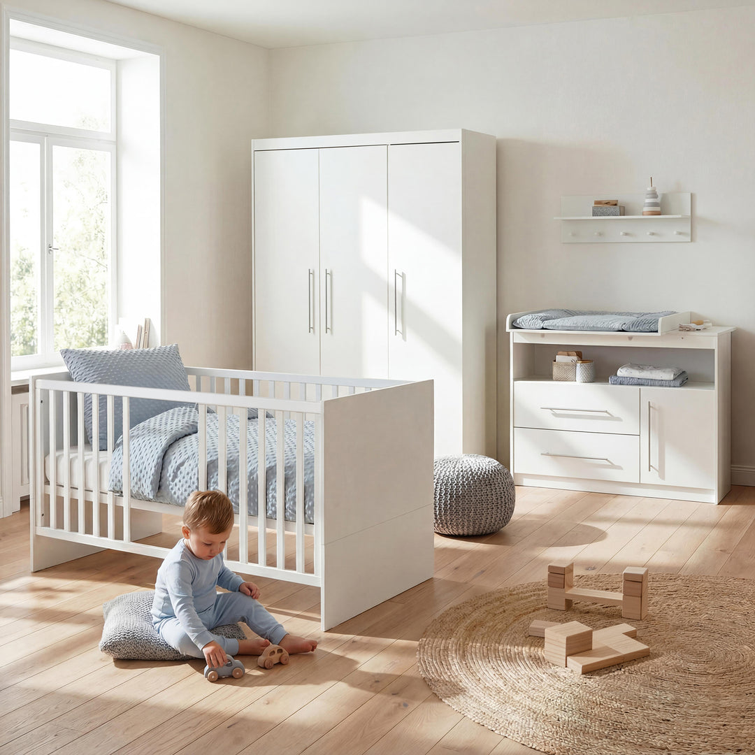 Set camera 'Maren' incl. letto combinato 70 x 140 cm, cassettiera fasciatoio largo & armadio 3ante - Bianco – Foto d'ambiente (16/19)