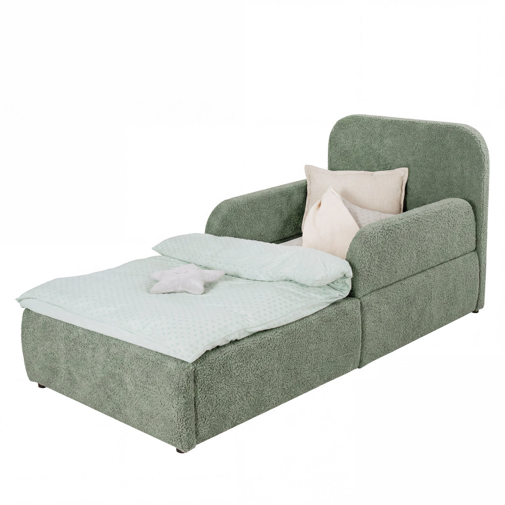 Letto per bambini verde in bouclé con protezione anticaduta, testiera e biancheria color menta, immagine scontornata.