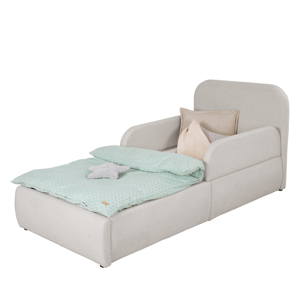 Letto per bambini grigio chiaro in bouclé con protezione anticaduta, testiera e biancheria color menta, immagine scontornata.