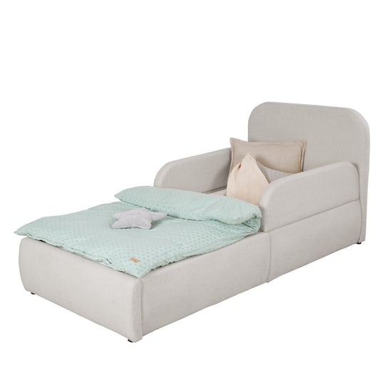 Cama infantil gris claro de bouclé con protección anticaídas, cabecero y ropa de cama color menta, imagen recortada.