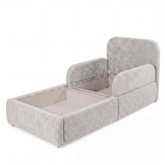 Cama infantil gris claro de bouclé abierta con el arcón de almacenaje visible, imagen recortada.