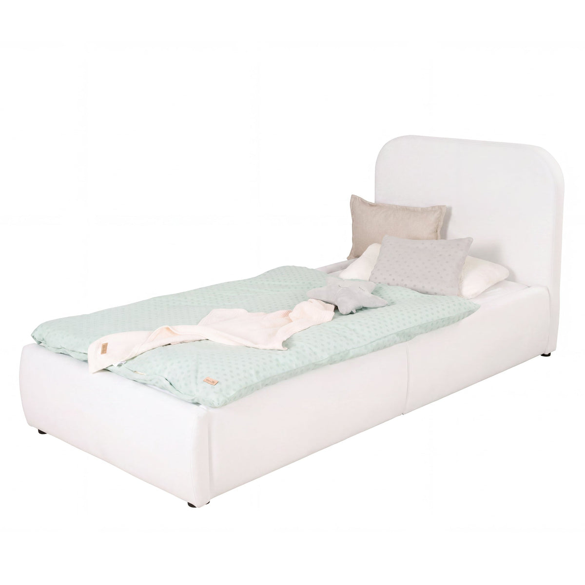 Letto per bambini bianco in bouclé con protezione anticaduta e biancheria color menta, immagine scontornata.