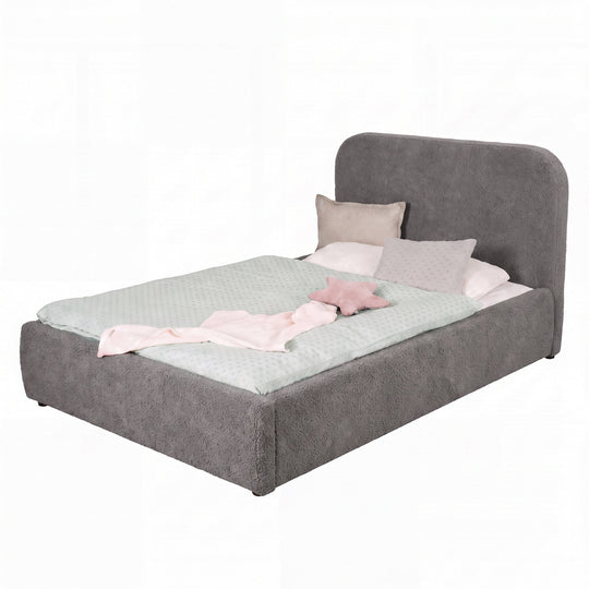 Letto grigio in bouclé con biancheria rosa, scontornato su sfondo bianco.