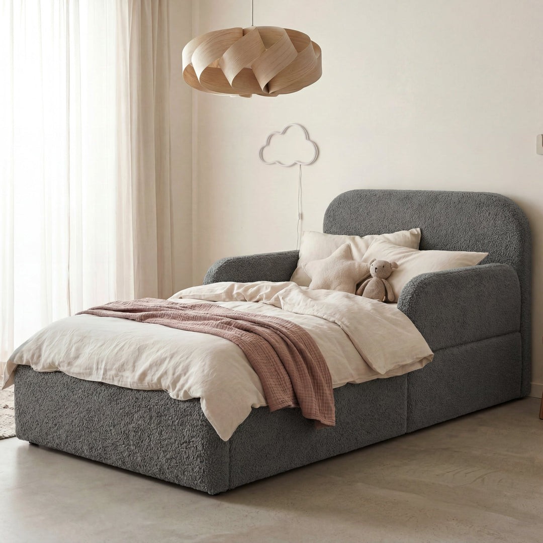 Letto grigio in bouclé con lampada a sospensione in legno e applique a nuvola nella stanza. Interamente generata con IA.
