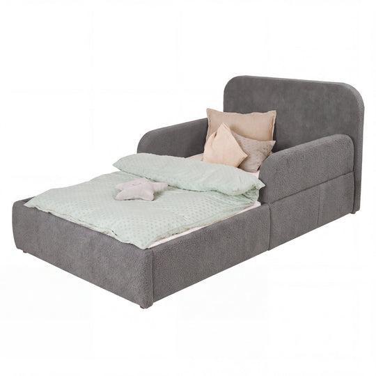 Letto grigio in bouclé con biancheria color menta, scontornato su sfondo bianco.
