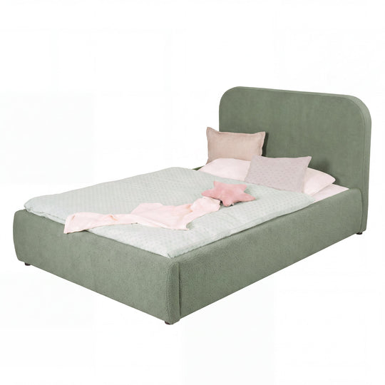 Letto per bambini roba Little Dream verde con testiera imbottita, rifatto con biancheria a pois e cuscini. Parzialmente generata con IA.