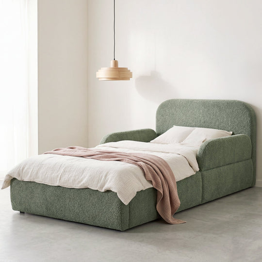 Letto per bambini roba Little Dream verde in una cameretta luminosa con biancheria bianca e lampada a sospensione. Interamente generata con IA.