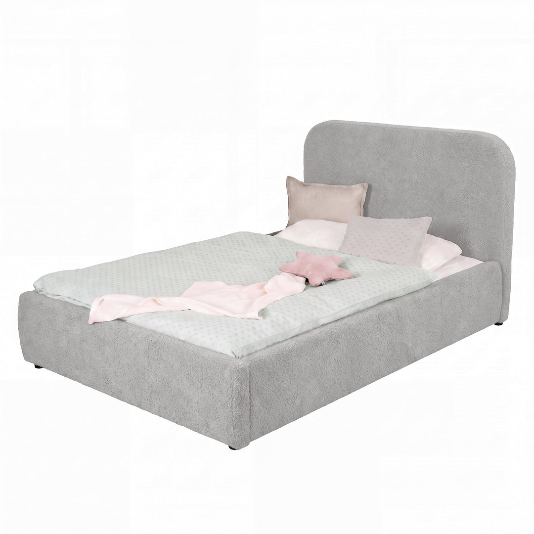 Letto per bambini roba Little Dream grigio chiaro con testiera imbottita, rifatto con biancheria a pois e cuscini. Parzialmente generata con IA.