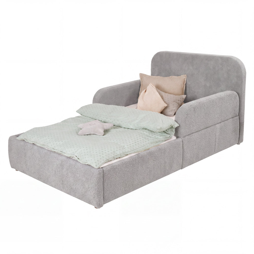 Letto per bambini roba Little Dream grigio chiaro con testiera e sponde laterali, rifatto con biancheria e cuscini. Parzialmente generata con IA.