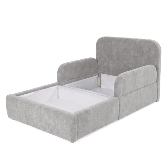 Cama infantil roba Little Dream gris claro con el arcón abierto y espacio de almacenaje bajo la superficie de descanso. Generada parcialmente con IA.