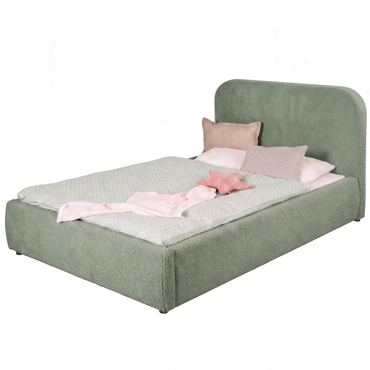 Cama infantil roba Little Dream verde salvia con cabecero tapizado, vestida con ropa de cama de lunares y cojines. Generada parcialmente con IA.