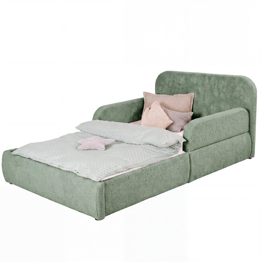 Letto per bambini roba Little Dream verde salvia con testiera e sponde laterali, rifatto con biancheria e cuscini. Parzialmente generata con IA.