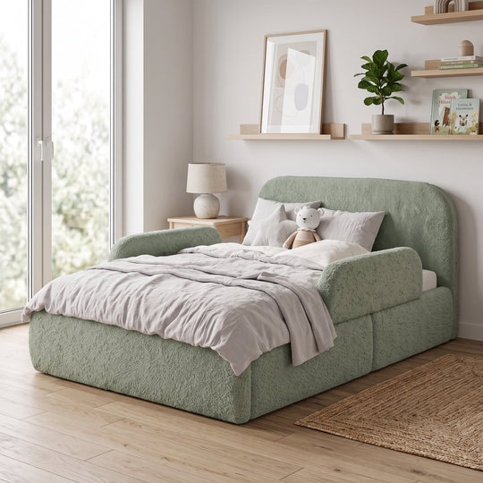 Letto per bambini roba Little Dream verde salvia in una cameretta luminosa con mensola, stampa artistica e pianta. Parzialmente generata con IA.