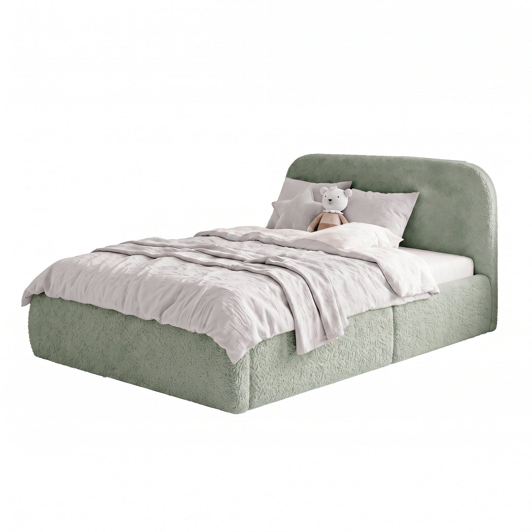 Letto per bambini roba Little Dream verde salvia con sponda laterale, biancheria grigio chiaro e peluche. Parzialmente generata con IA.