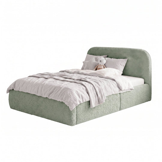 Letto per bambini roba Little Dream verde salvia con sponda laterale, biancheria grigio chiaro e peluche. Parzialmente generata con IA.
