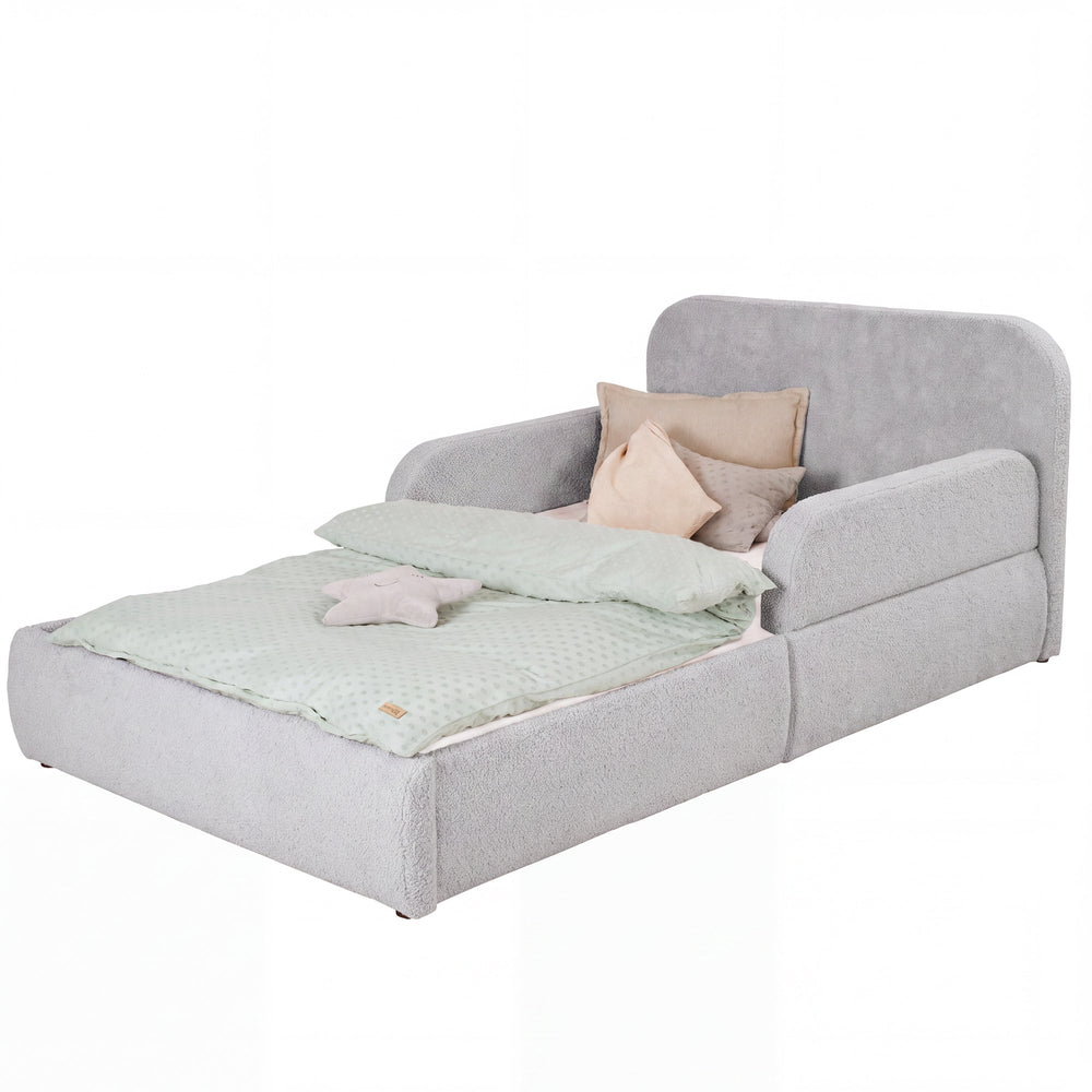 Letto per bambini roba Little Dream grigio chiaro con testiera e sponde laterali, rifatto con biancheria e cuscini. Parzialmente generata con IA.
