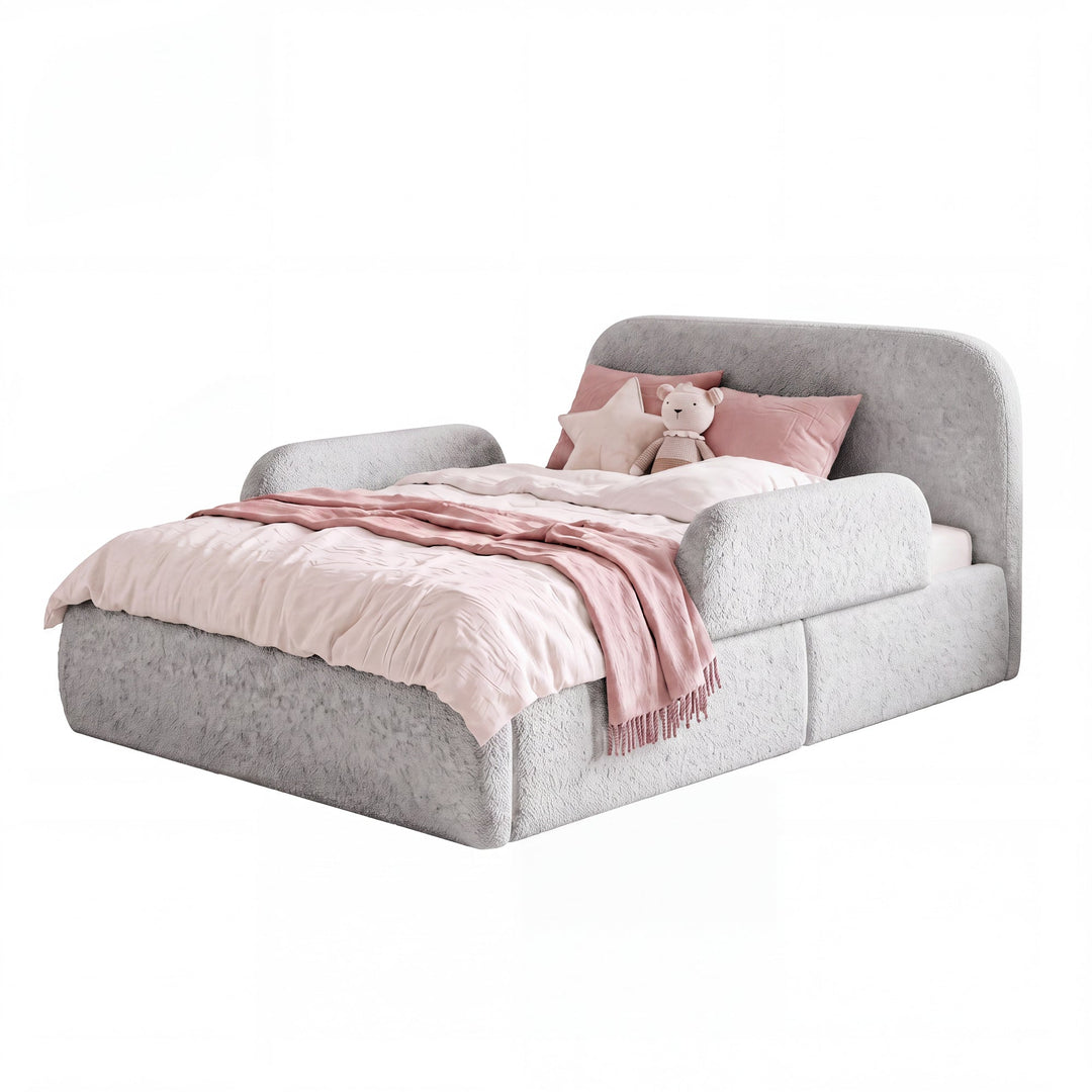 Cama infantil roba Little Dream gris claro con protección lateral, ropa de cama blanca y peluche. Generada parcialmente con IA.