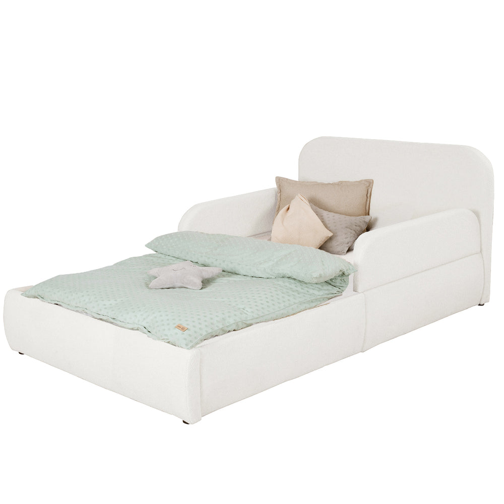 Letto per bambini roba Little Dream bianco con testiera e sponde laterali, rifatto con biancheria e cuscini. Parzialmente generata con IA.