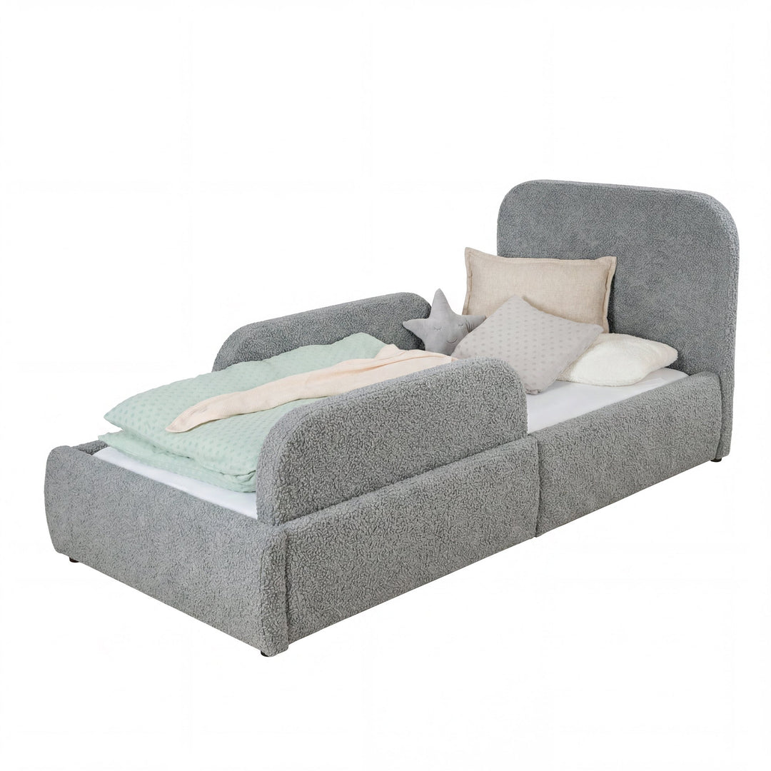 Letto per bambini roba Little Dream con pannelli laterali antracite montati, rifatto con biancheria a pois. Parzialmente generata con IA.