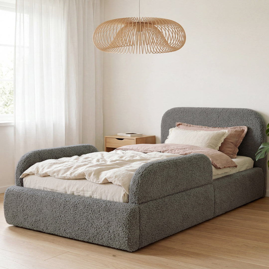 Pannelli laterali antracite sul letto per bambini roba Little Dream in una camera da letto con lampada a sospensione ad anelli. Parzialmente generata con IA.