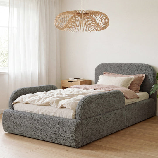 Pannelli laterali antracite sul letto per bambini roba Little Dream in una camera da letto con lampada a sospensione ad anelli. Parzialmente generata con IA.