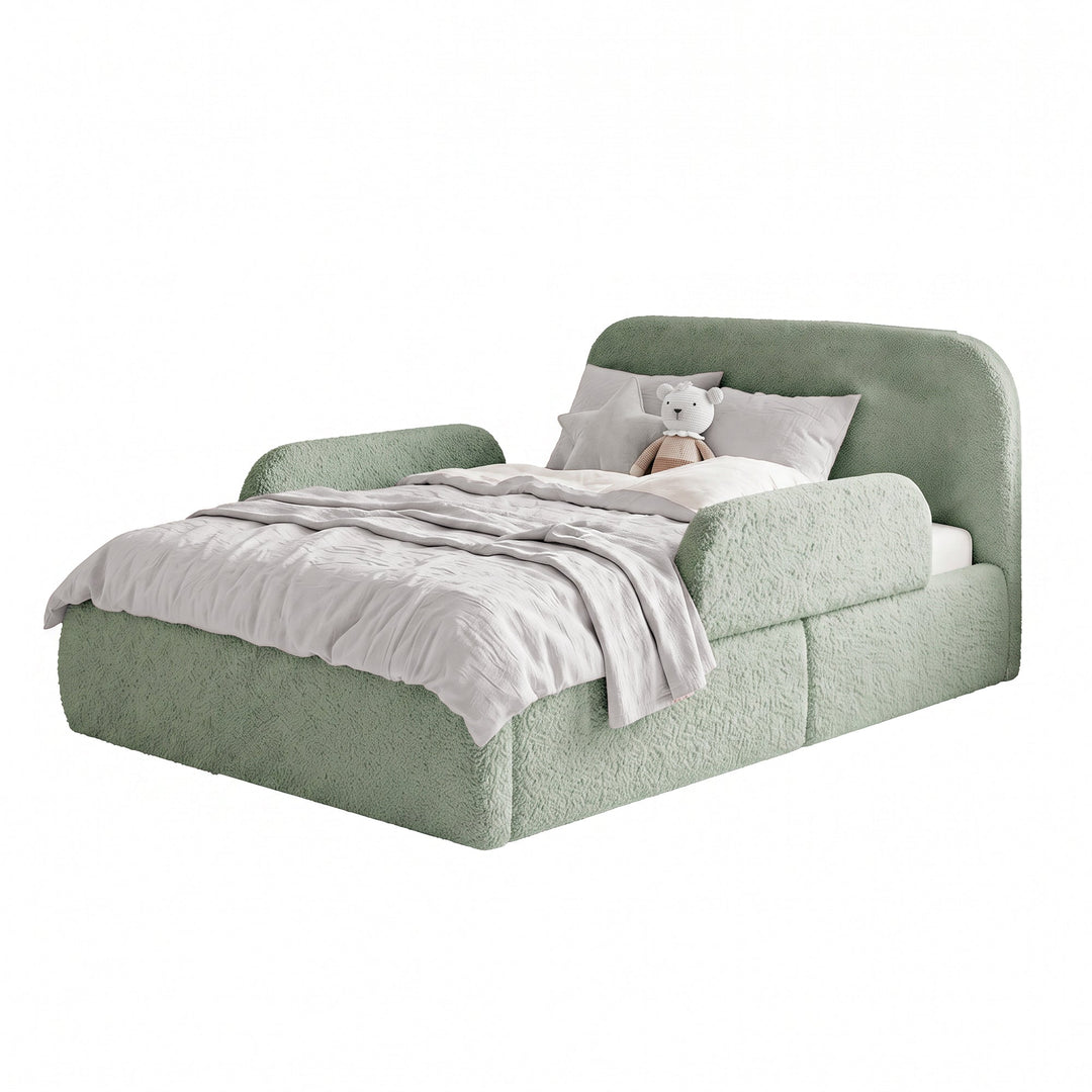 Letto per bambini roba Little Dream con pannelli laterali verde salvia montati, rifatto con biancheria grigio chiaro. Parzialmente generata con IA.