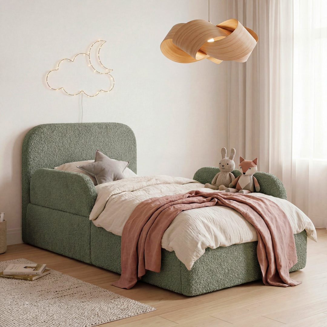 Pannelli laterali verde salvia sul letto per bambini roba Little Dream montati, in una cameretta con lampada a sospensione in legno. Parzialmente generata con IA.