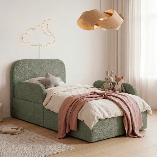 Pannelli laterali verde salvia sul letto per bambini roba Little Dream montati, in una cameretta con lampada a sospensione in legno. Parzialmente generata con IA.