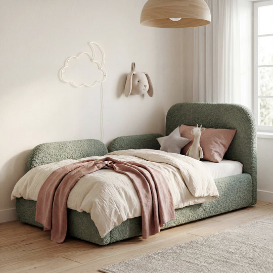 Pannelli laterali verde salvia sul letto per bambini roba Little Dream in una cameretta luminosa con lampada a sospensione in legno. Parzialmente generata con IA.