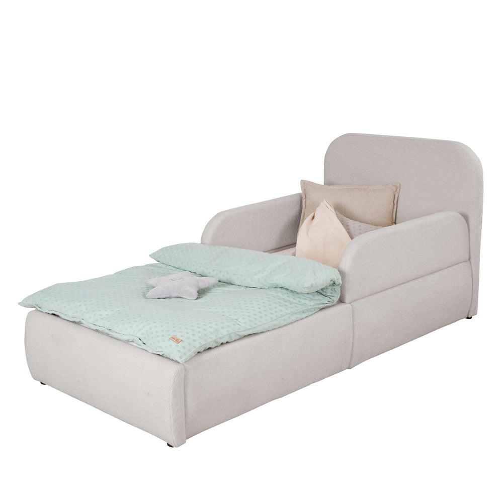 Letto per bambini roba Little Dream con pannelli laterali grigi chiari montati, rifatto con biancheria color crema. Parzialmente generata con IA.