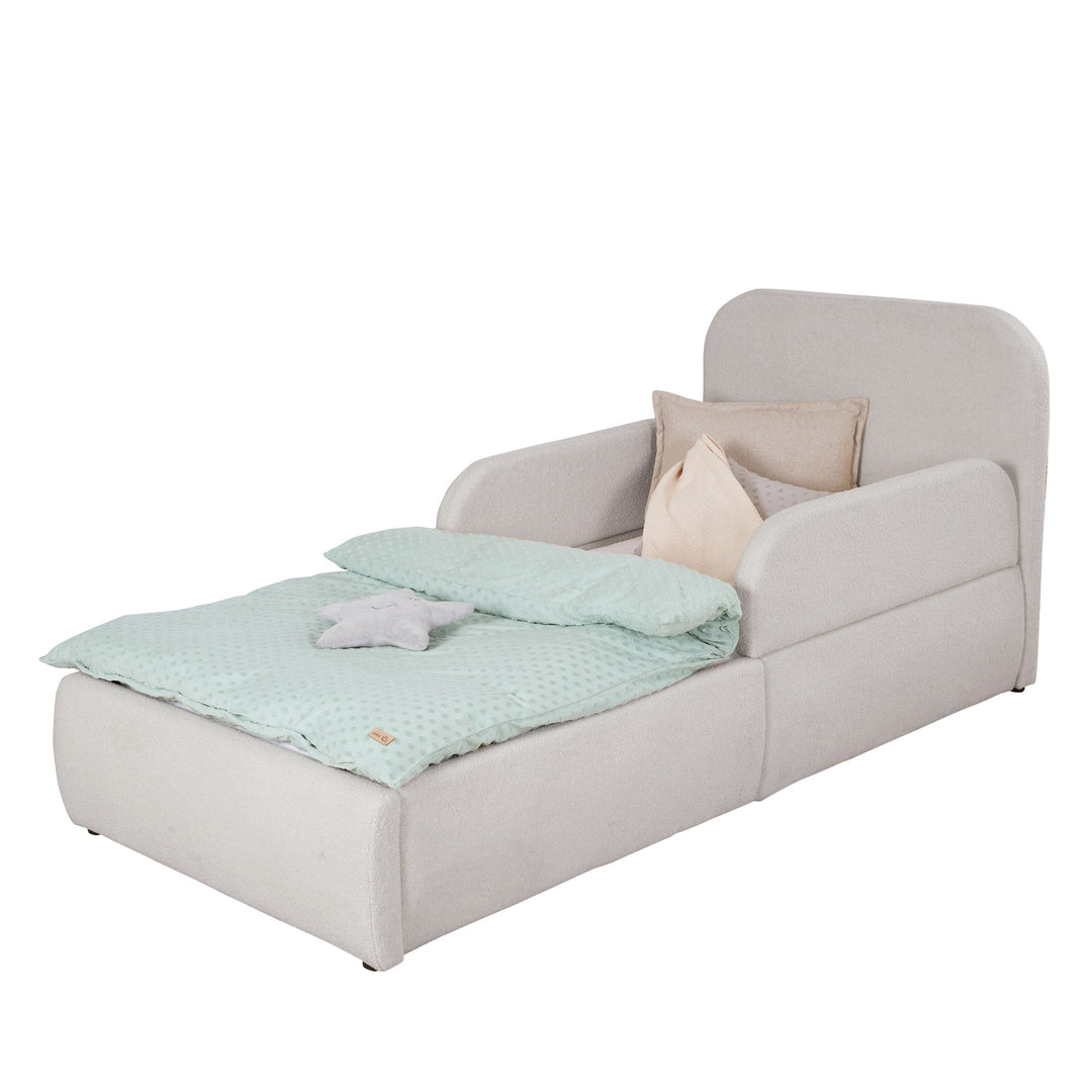 Letto per bambini roba Little Dream con pannelli laterali grigi chiari montati, rifatto con biancheria color crema. Parzialmente generata con IA.
