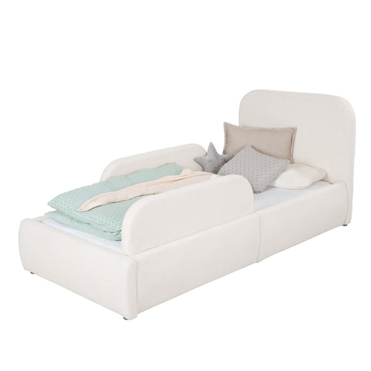 Cama infantil roba Little Dream con paneles laterales blancos montados, vestida con ropa de cama de lunares. Generada parcialmente con IA.