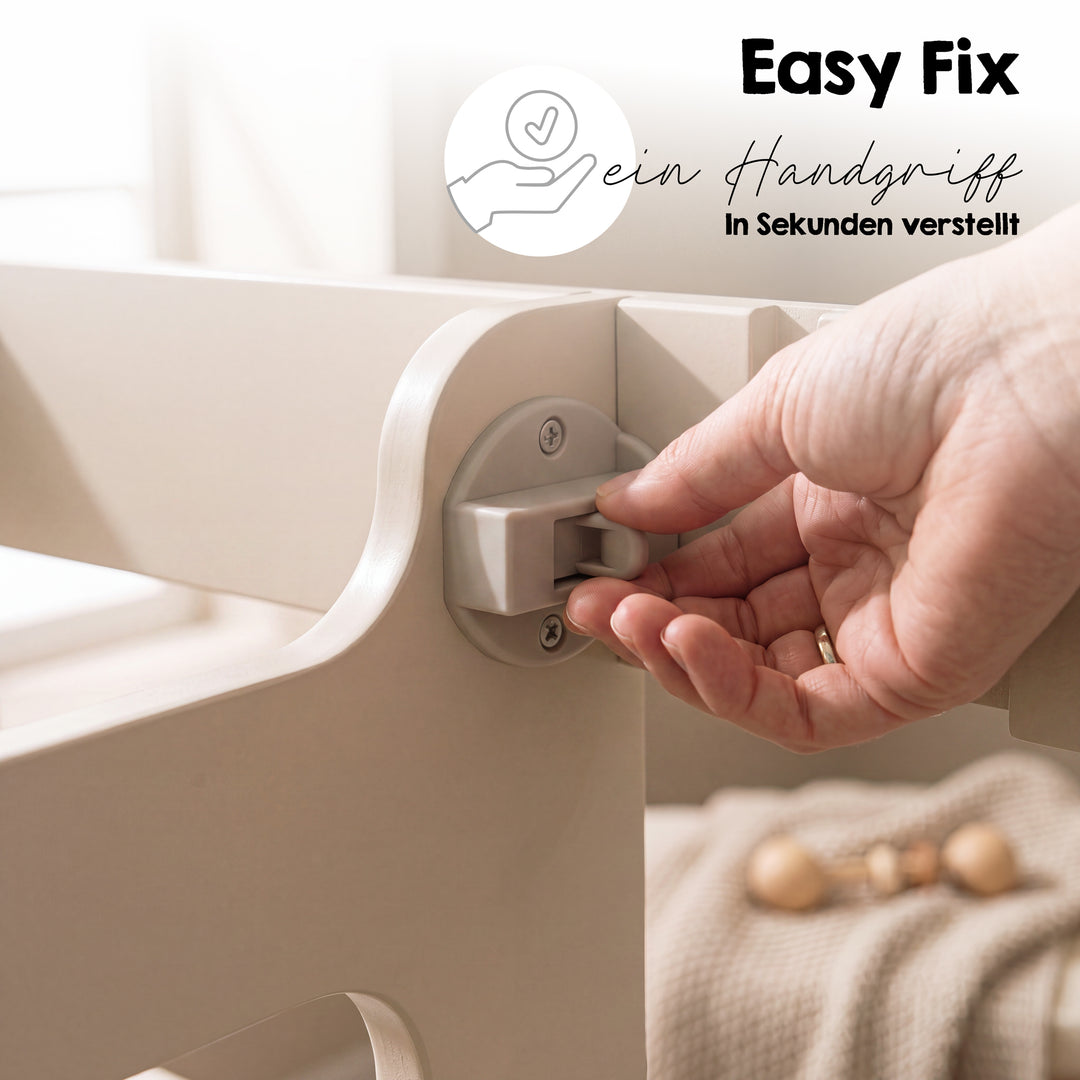 Detailaufnahme mit Schriftzug 'Easy Fix - ein Handgriff - In Sekunden verstellt': Hand bedient den Verstellmechanismus für die Standfläche des Cashmere-farbenen Lernturms.