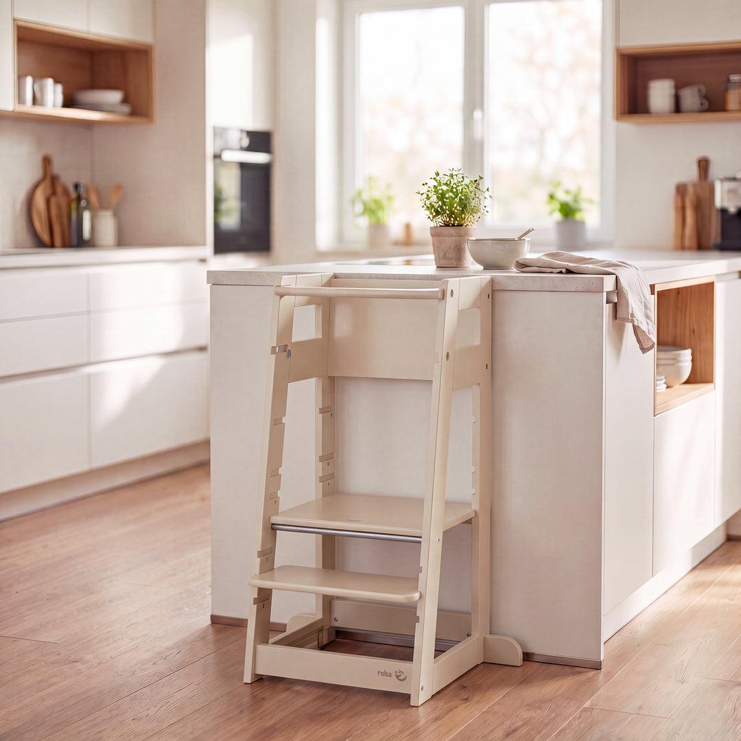 Lifestyle-Bild: Mutter und Kleinkind kochen gemeinsam an einer Kücheninsel, das Kind steht im Cashmere-farbenen Lernturm.