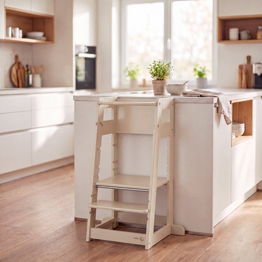 Lifestyle-Bild: Mutter und Kleinkind kochen gemeinsam an einer Kücheninsel, das Kind steht im Cashmere-farbenen Lernturm.