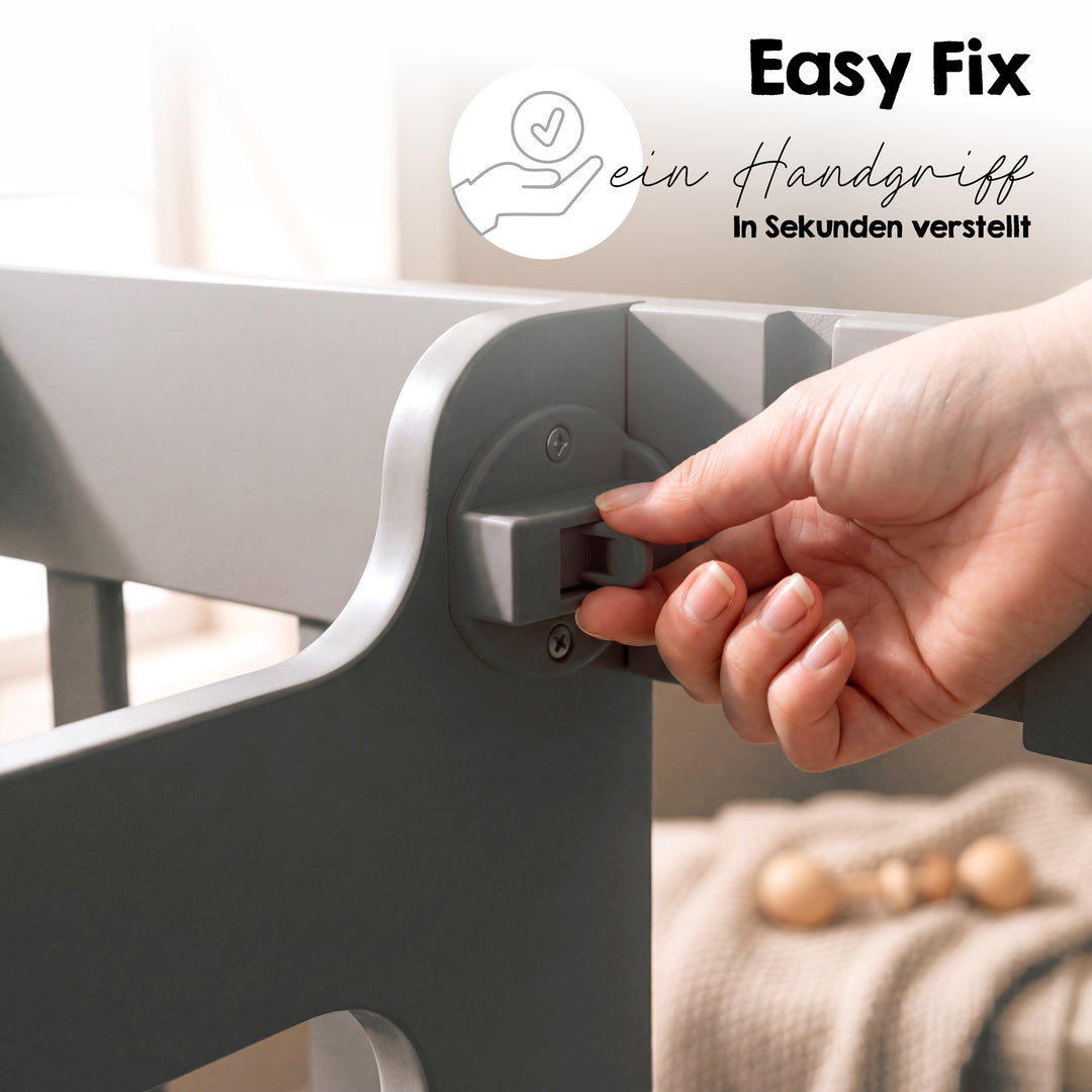 Detailaufnahme mit Schriftzug 'Easy Fix - ein Handgriff - in Sekunden verstellt': Hand bedient den Verstellmechanismus für die Standfläche des Anthrazit-Lernturms.
