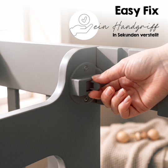 Detailaufnahme mit Schriftzug 'Easy Fix - ein Handgriff - in Sekunden verstellt': Hand bedient den Verstellmechanismus für die Standfläche des Anthrazit-Lernturms.