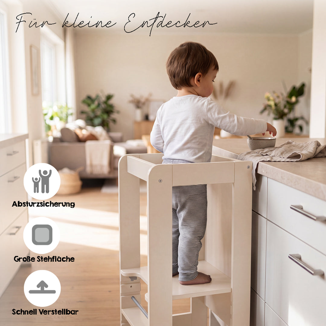 Lifestyle-Bild mit Schriftzug 'Für kleine Entdecker' und Symbolen für Absturzsicherung, große Stehfläche und schnelle Verstellbarkeit; Kleinkind steht im Cashmere-Lernturm an einer Küchenarbeitsplatte.